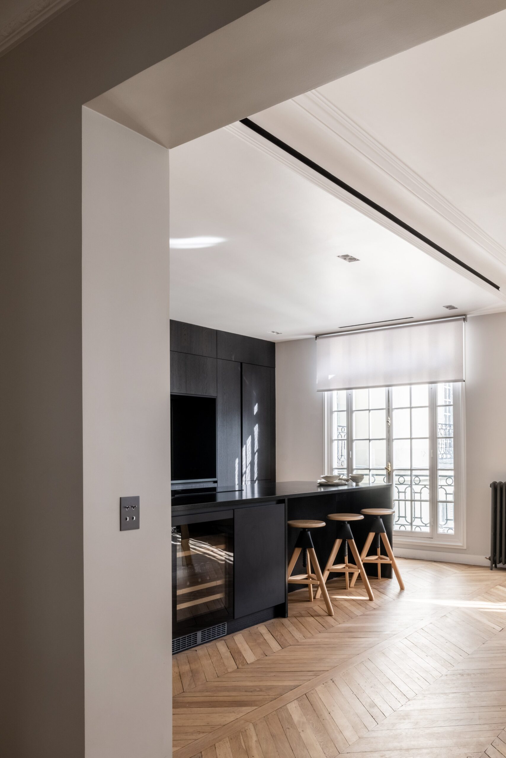 An open plan kitchen and dining room in a modern apartment.